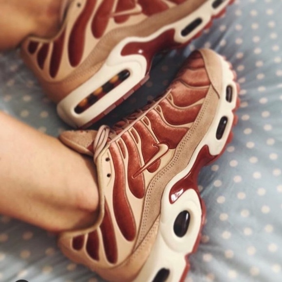 nike air max plus peach